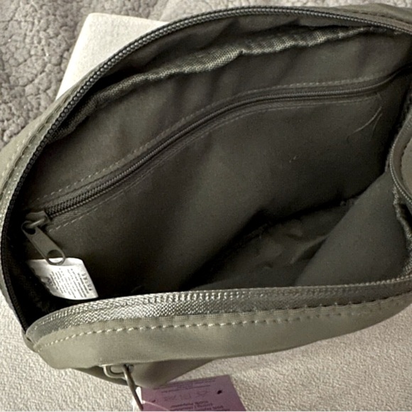 🌲💚 OBŌ Hunter Green Crossbody / Belt Bag – Adventure-Ready & Super Stylish! 💚 - Picture 4 of 16